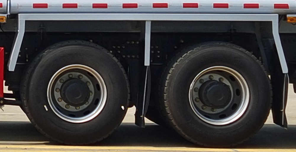 楚勝牌CSC5266GYYZK6A型運(yùn)油車