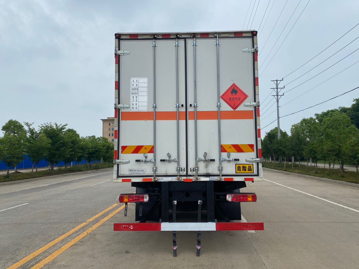 楚勝牌CSC5180XRQB6型易燃?xì)怏w廂式運輸車