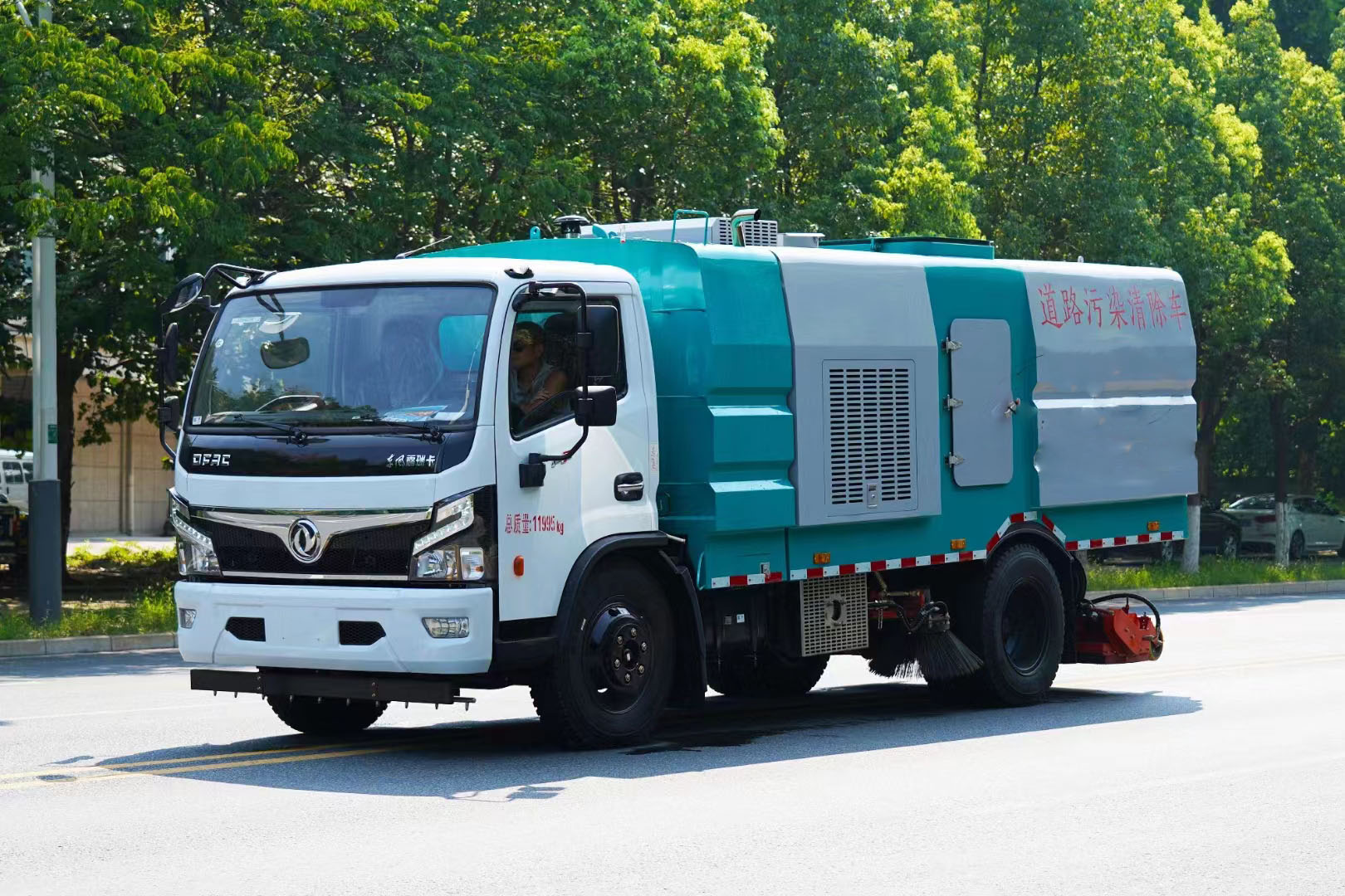 東風多利卡深度保潔車（道路污染清除車）