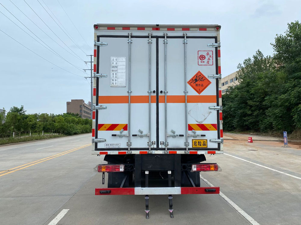 楚勝牌CSC5180XQYB6型爆破器材運(yùn)輸車